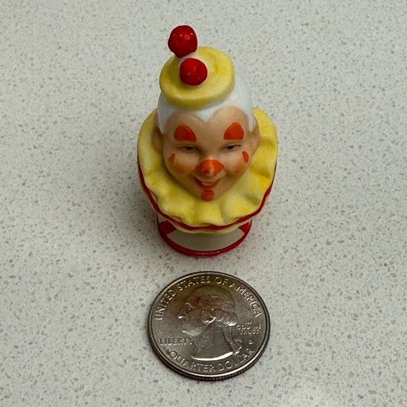 Vintage Enesco Clown Ceramic Thimble Red and Yellow 1987 1980s 80s Retro - Picture 10 of 10